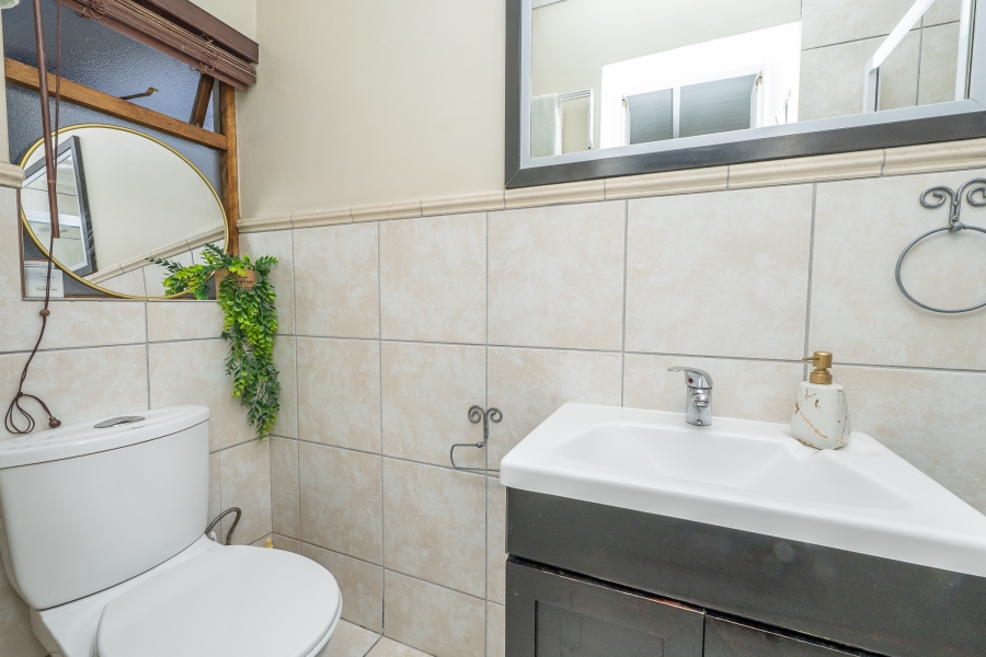 5 Bedroom Property for Sale in Kenridge Western Cape